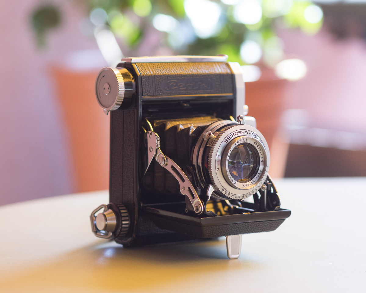 Konica Pearl III Medium Format Folder - Review and Street Shots