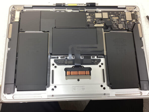 MacBook Air 2020の液晶交換事例 - パソコン修理・データ復旧・設定