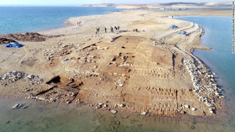 3400年前の古代都市、ダムの底から出現 極端な干ばつで水位が低下