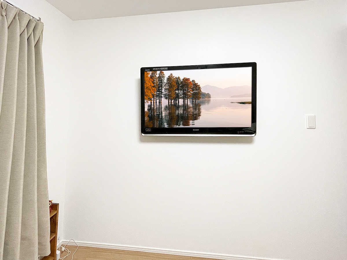 名古屋市で寝室の石膏ボード壁にシャープ40インチ液晶テレビ(LC-40DZ3