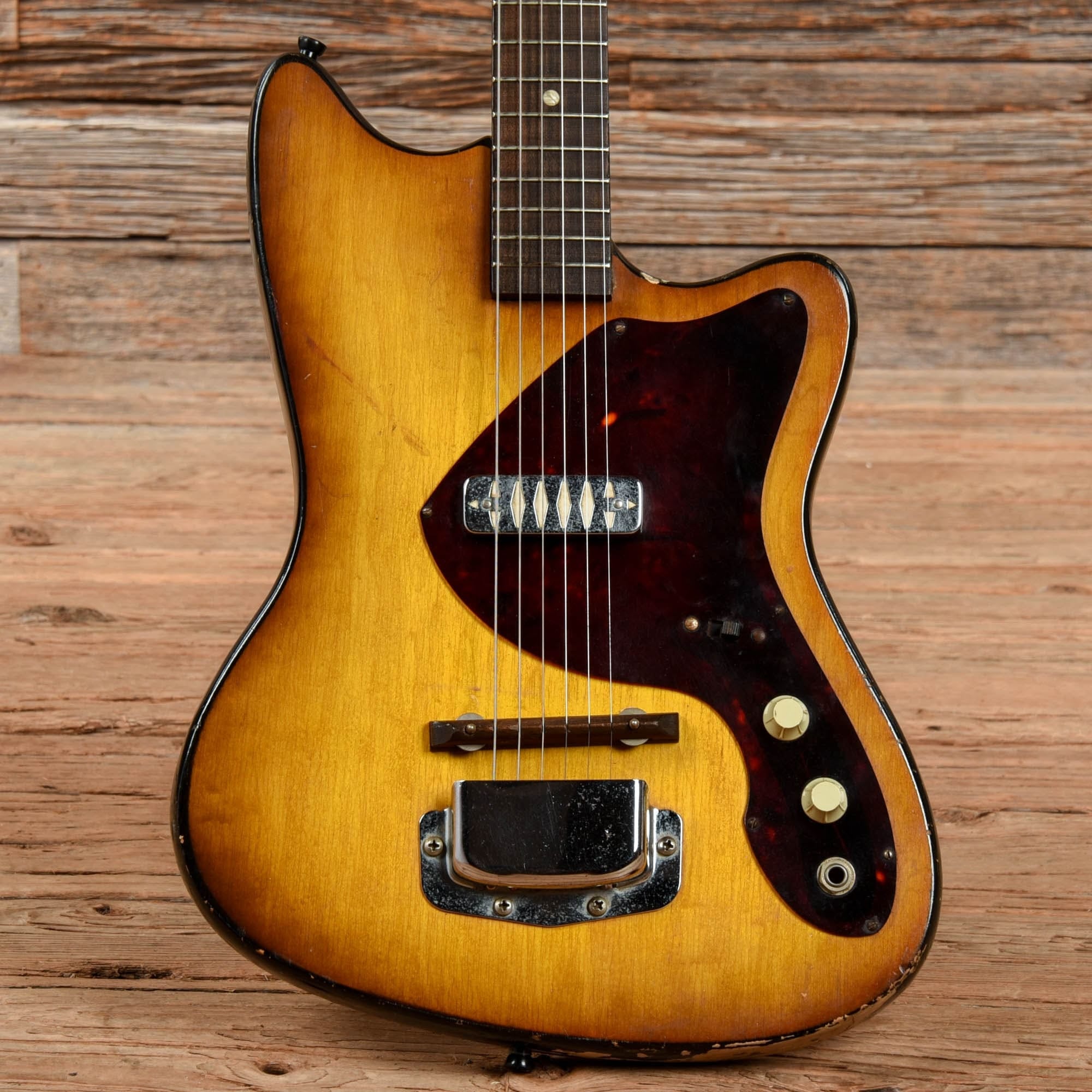 Airline Bobkat Sunburst 1966 – Chicago Music Exchange
