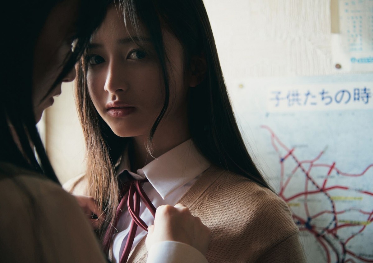 写真）祝19歳！乃木坂46・井上和、5期生写真集より制服＆黒ニット