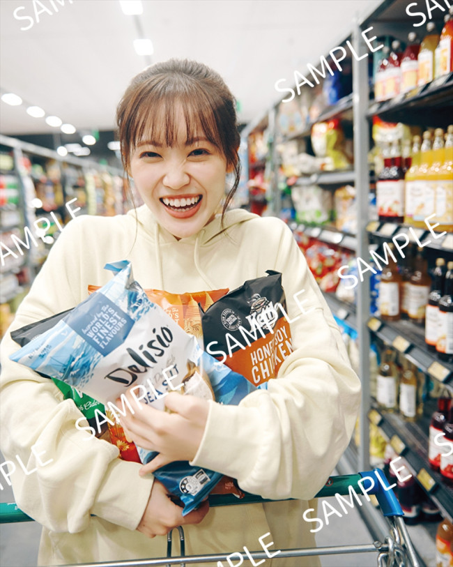 櫻坂46・松田里奈、あふれる笑顔から水着カットまで！ 1st写真集