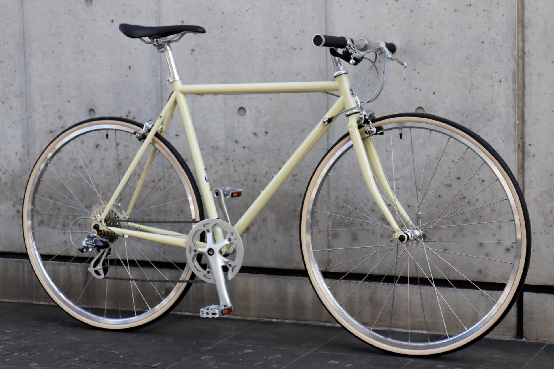 クラシカルで細身のクロモリフレームが美しい！普段着で乗りたい