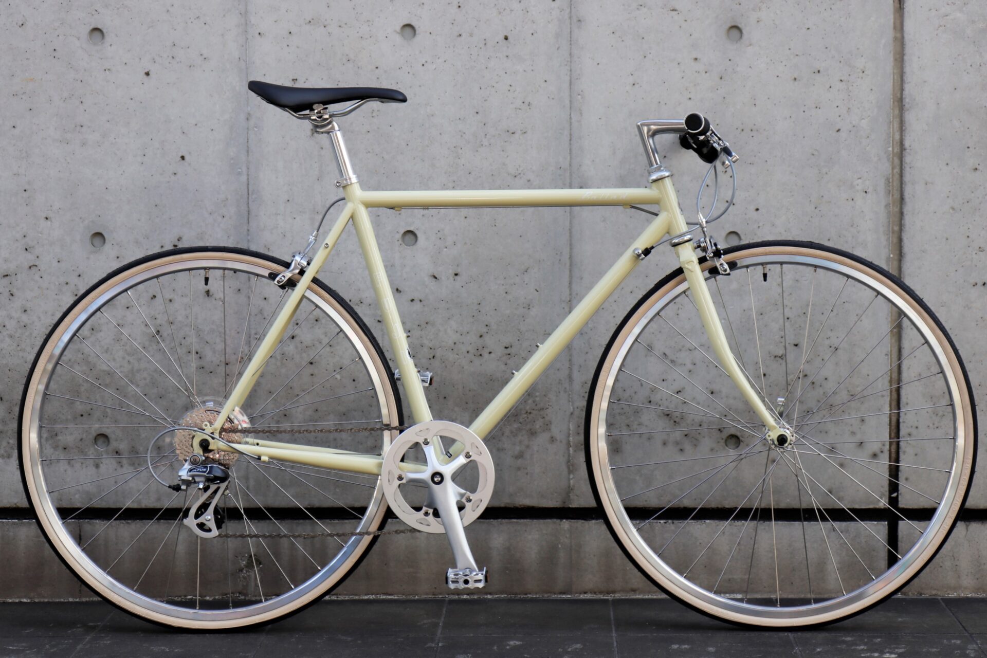 クラシカルで細身のクロモリフレームが美しい！普段着で乗りたい