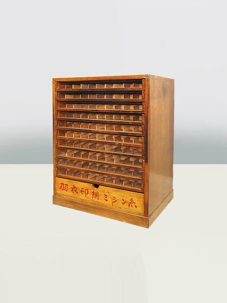 糸ケース陳列　ミシン糸　木製引き出　みや古染アンティーク 昭和レトロ タイヤ―印絹手縫糸 ケース 9段 ガラス入小引き出し ミシン