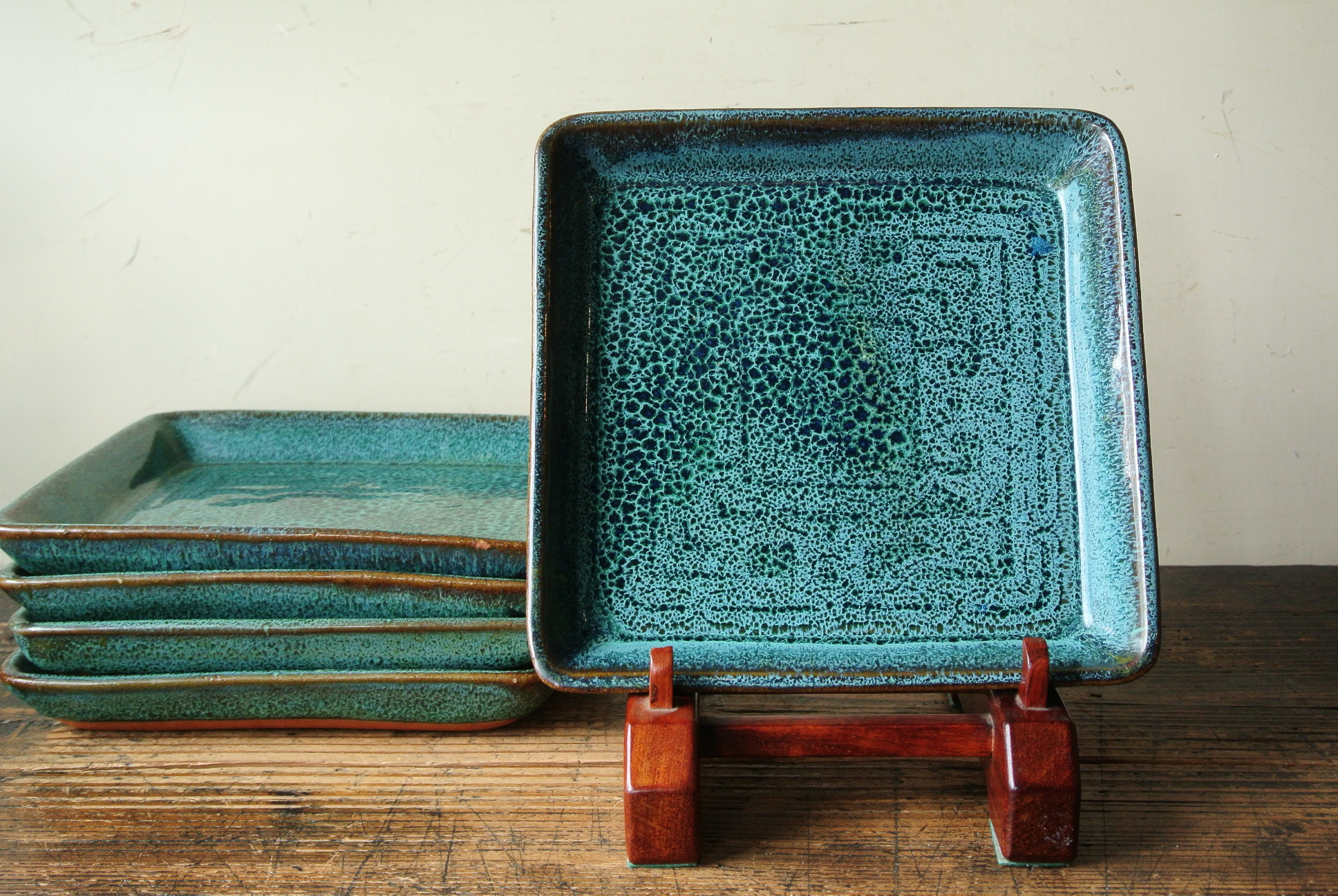 小樽窯 白勢栄悦 均青釉アイヌ文角皿 - アンティーク雑貨・古道具の