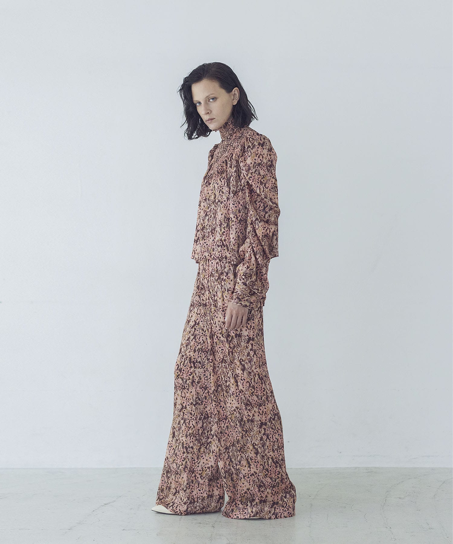 VENIT＞sensitive flowers print pants | AND ON JIONE STORE