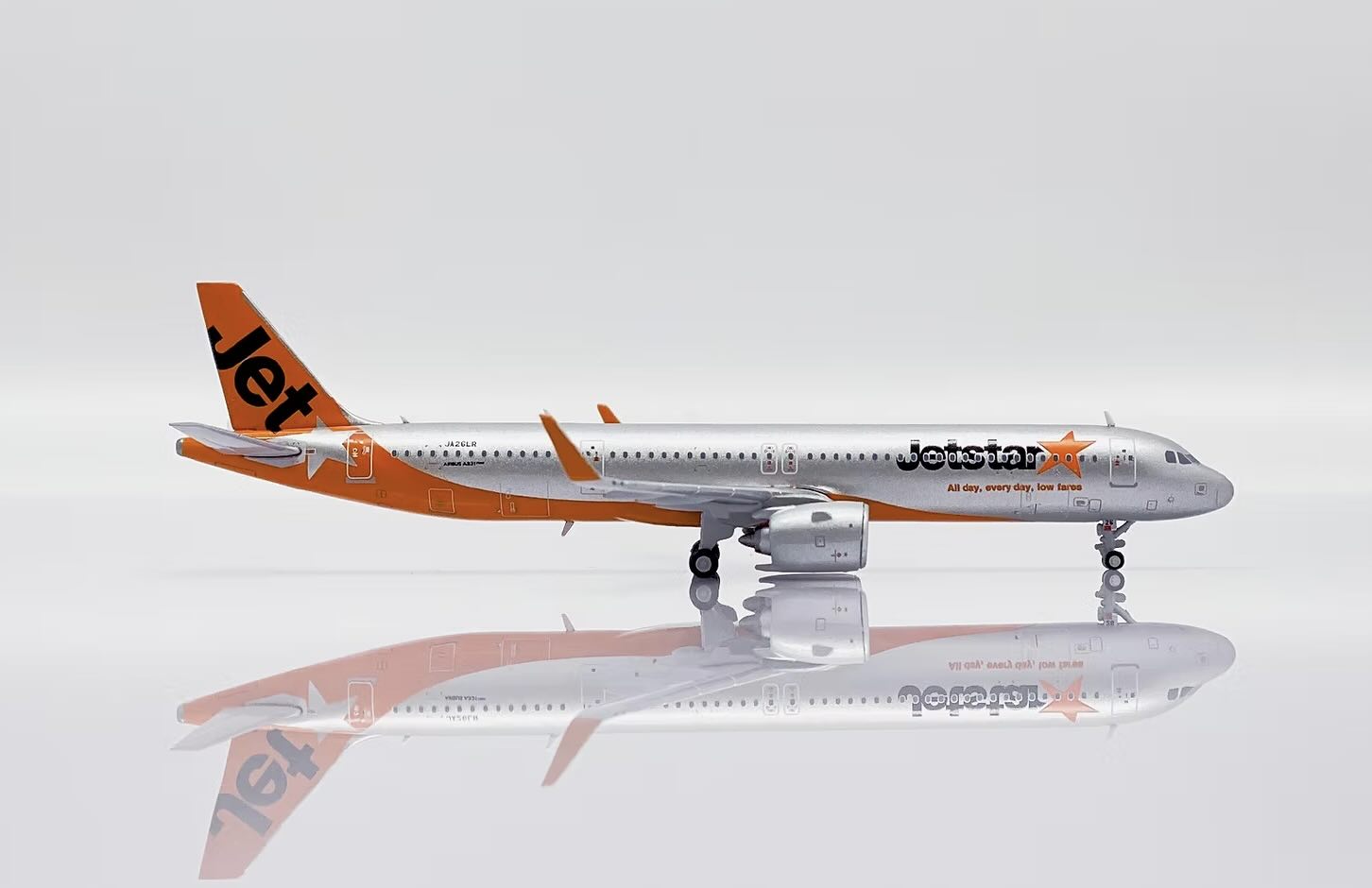 EW421N011 Jetstar Japan A321neo JA26LR – Airplane Model SG