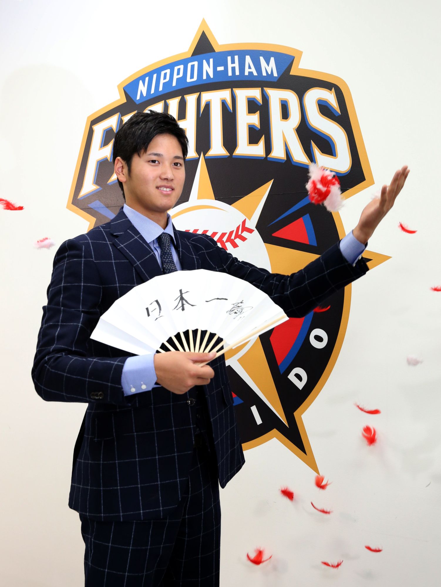 契約更改を終え、記念撮影をする日本ハムの大谷翔平=2014年（7/23