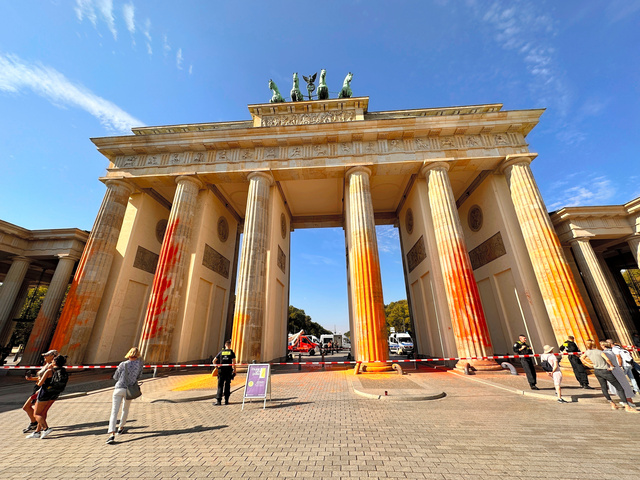 ベルリンのブランデンブルク門に塗料 環境団体吹きかけ、14人拘束