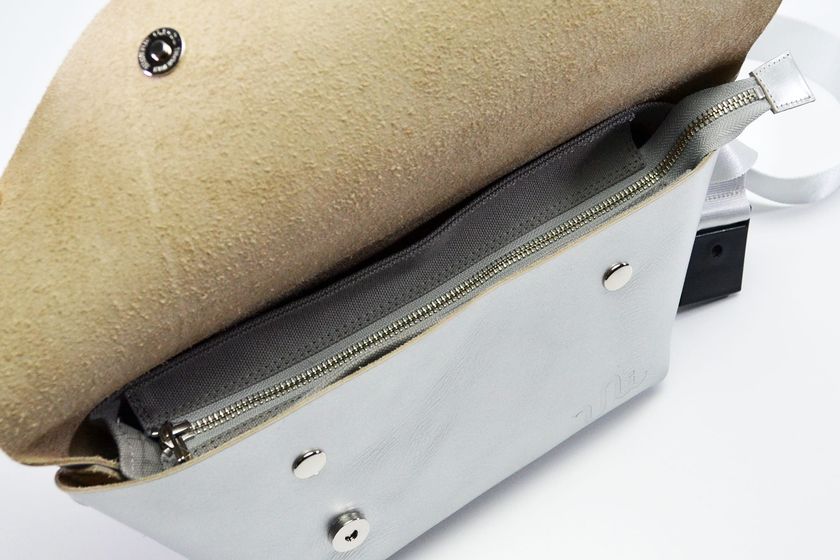 一枚革で製作したオールシルバーのメッセンジャーバッグ、 「Uni&co