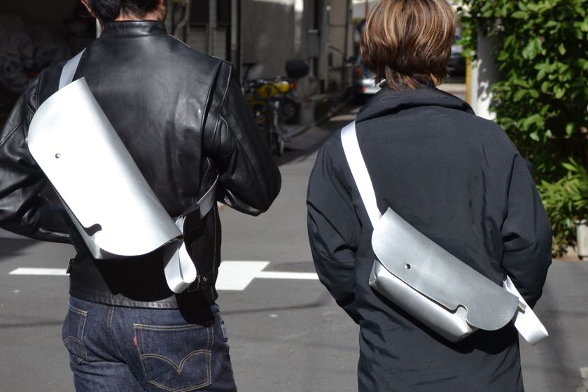 一枚革で製作したオールシルバーのメッセンジャーバッグ、 「Uni&co