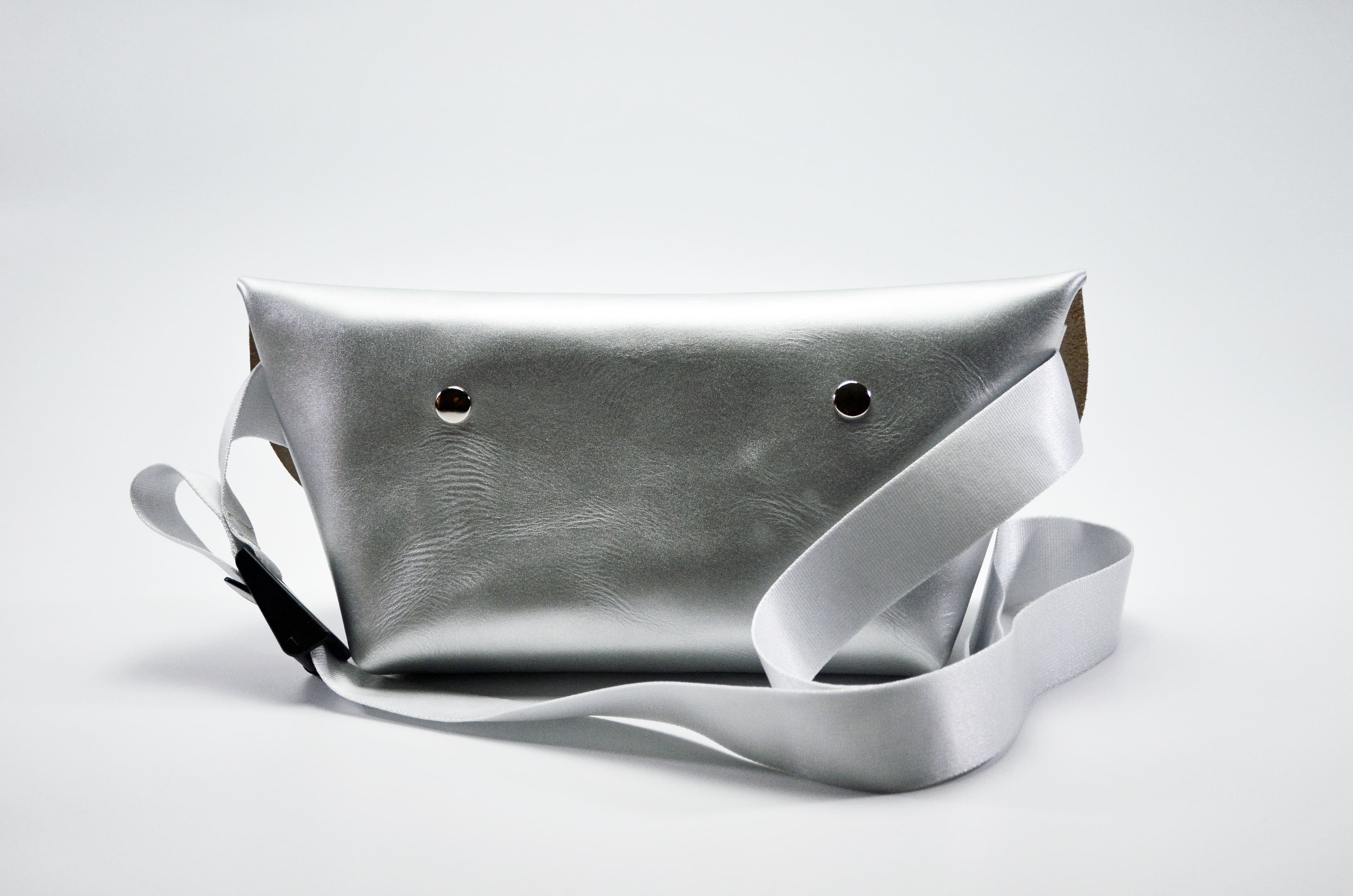 一枚革で製作したオールシルバーのメッセンジャーバッグ、 「Uni&co