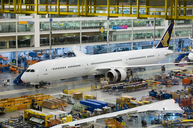 ボーイング、シンガポール航空向け787-10初号機ロールアウト