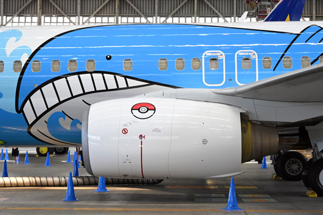 スカイマーク、ピカチュウジェット2号機お披露目 海をイメージ、読書灯