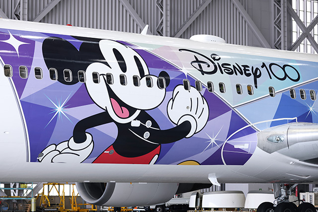 JAL、ディズニー設立100周年のデカール機公開