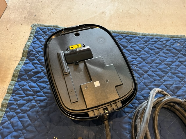 メルセデスベンツ 充電用ウォールユニット取付け工事｜アンテナ