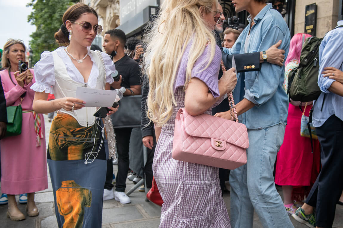 パリコレ、ジャンポールゴルチェのショー会場前からファッション