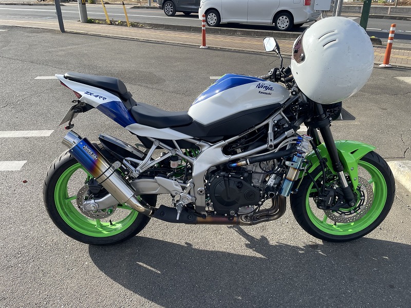 ZX-4RRのネイキッド化 丸目1灯化 アップハン化のカスタムのレポート