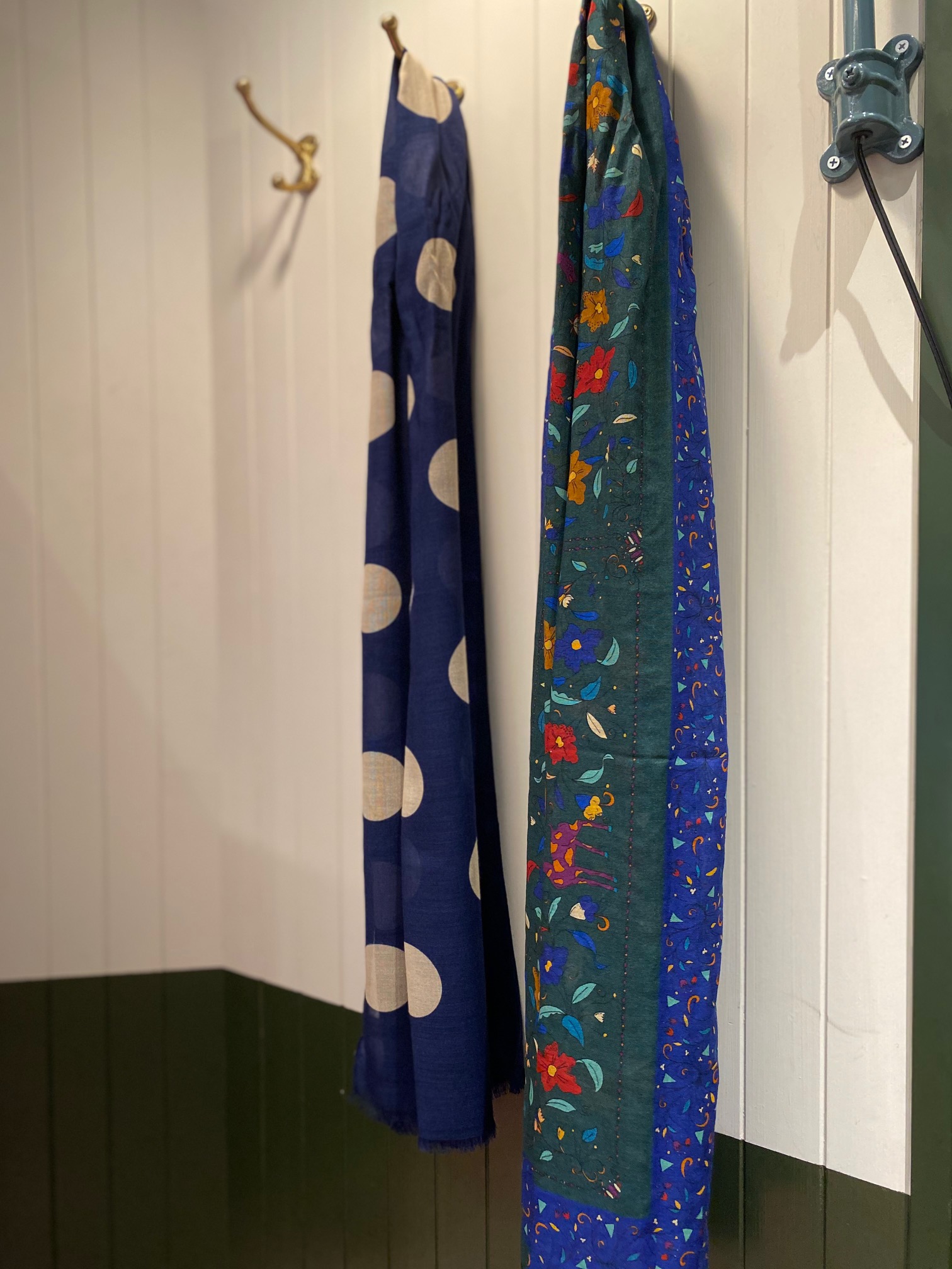 新作スカーフコレクション！ドレイクスが実践するスカーフの楽しみ方と