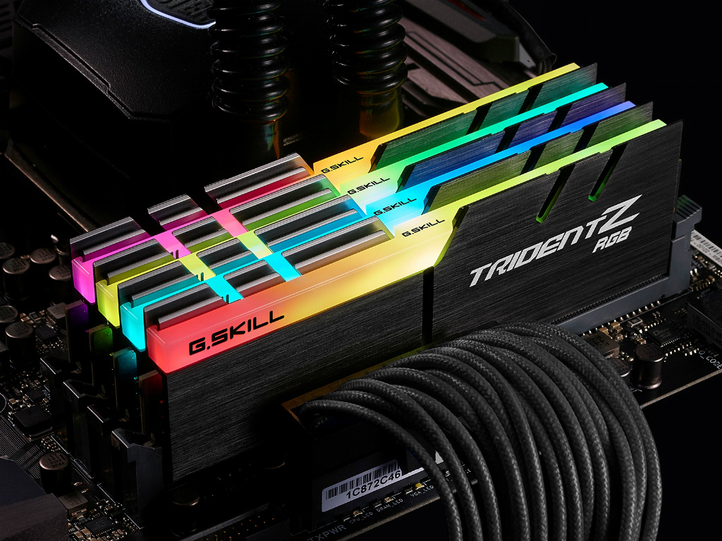 RGB LEDライトバー搭載のDDR4メモリ、G.SKILL「Trident Z RGB