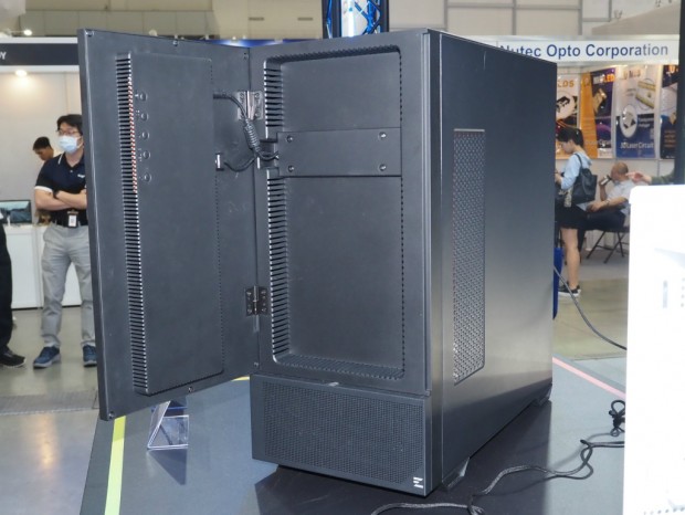 COMPUTEX：国内代理店も太鼓判。15.6型液晶を搭載したミドルタワーPC