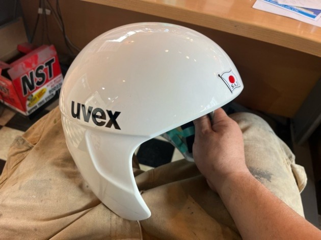 初体験のスキージャンプ用ヘルメットリフレッシュペイントのご依頼です