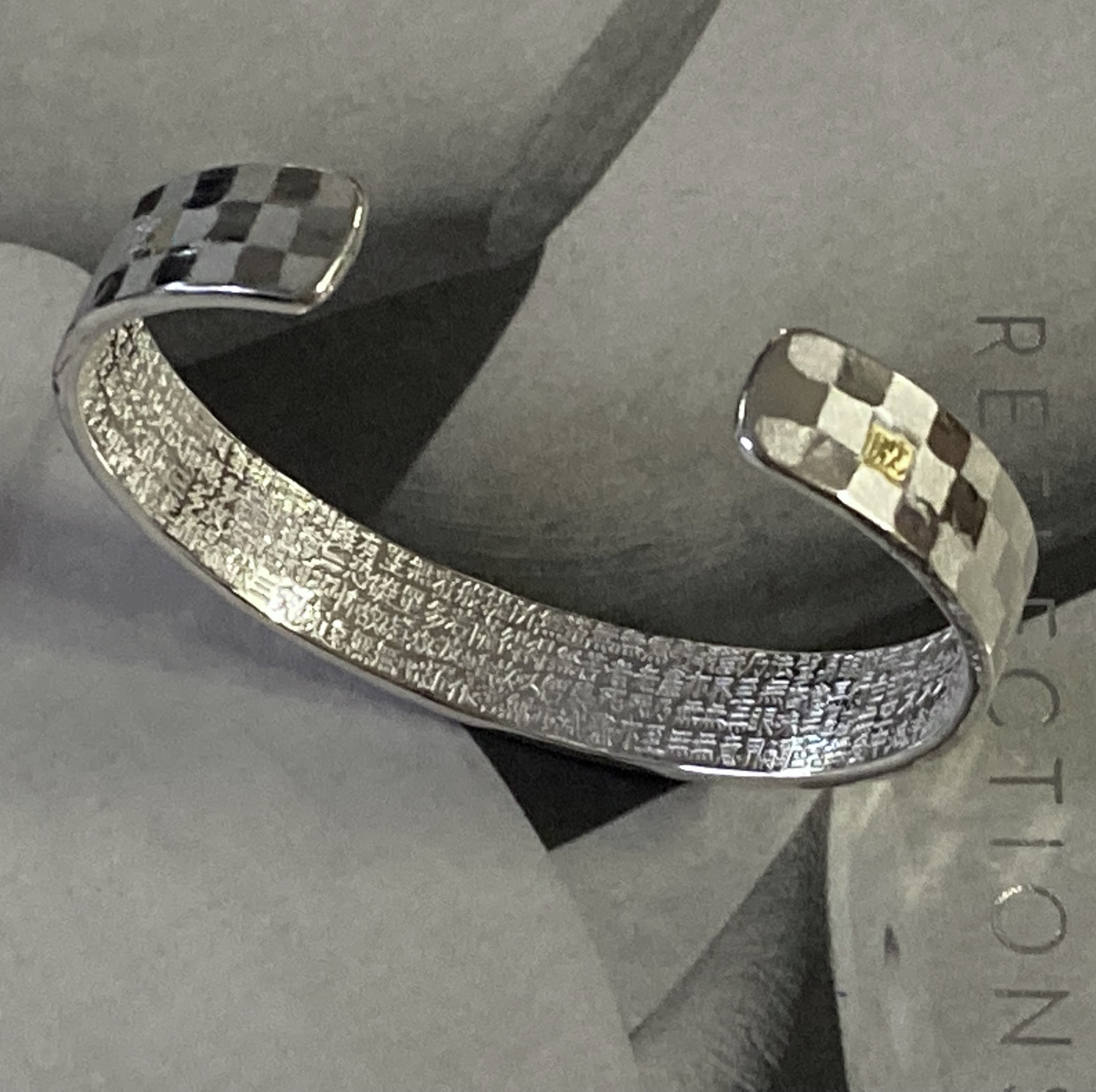 市松般若心経バングルブレスレット（Mサイズ） | 伝索DENSAKU【伝統