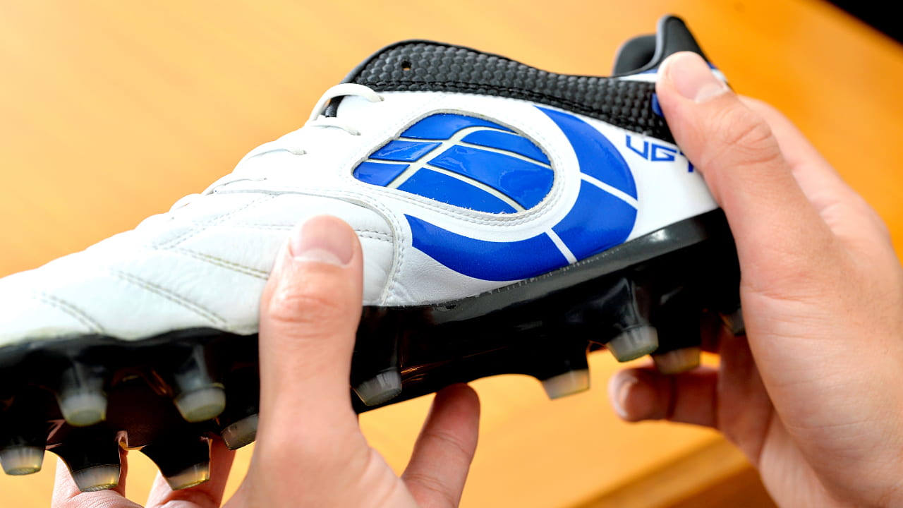 サッカースパイクで重要視すべきはインサイドの感覚！アンブロの最新鋭