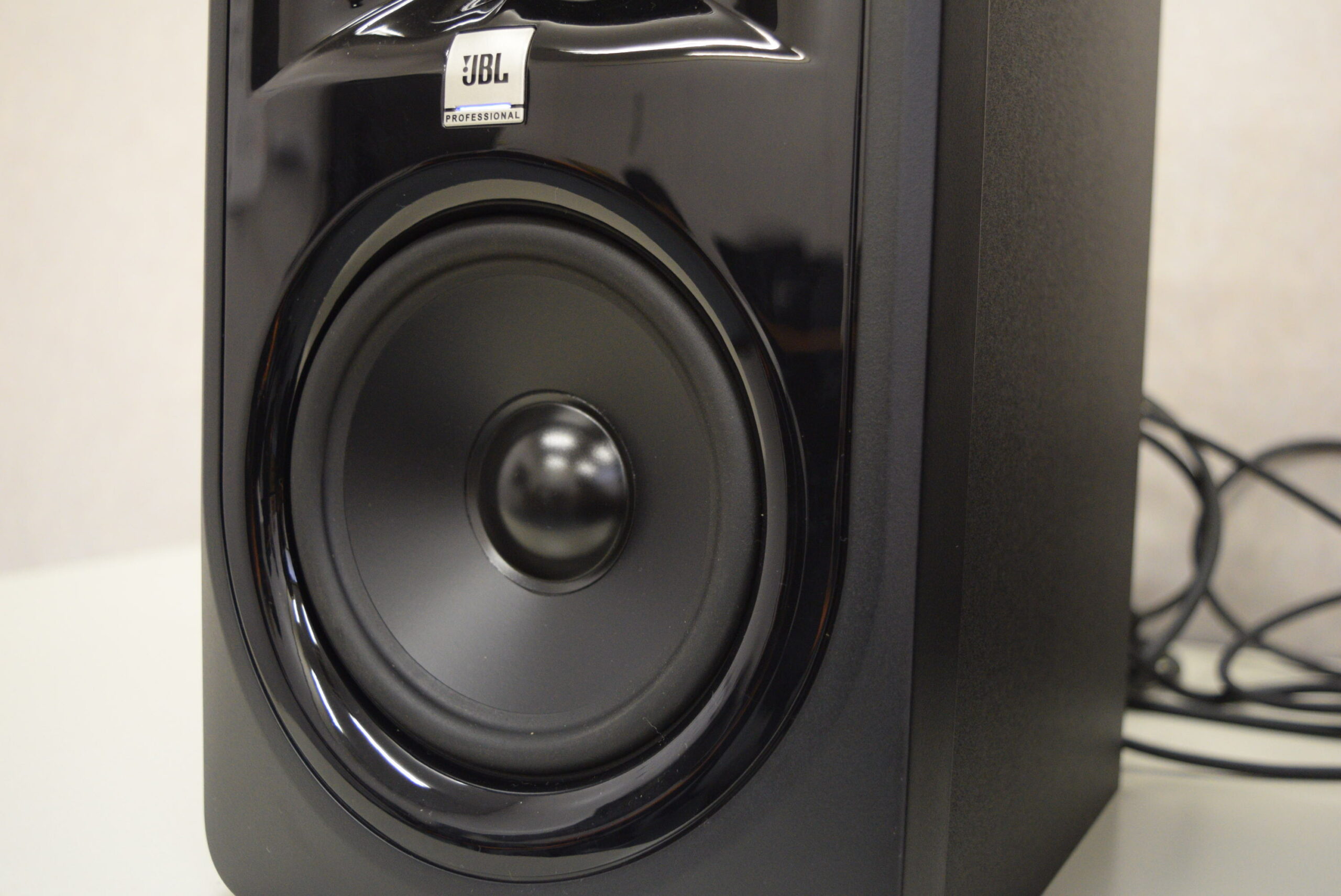 JBLの魔法のスピーカーが進化を遂げた!?DTM用モニタースピーカーに最適