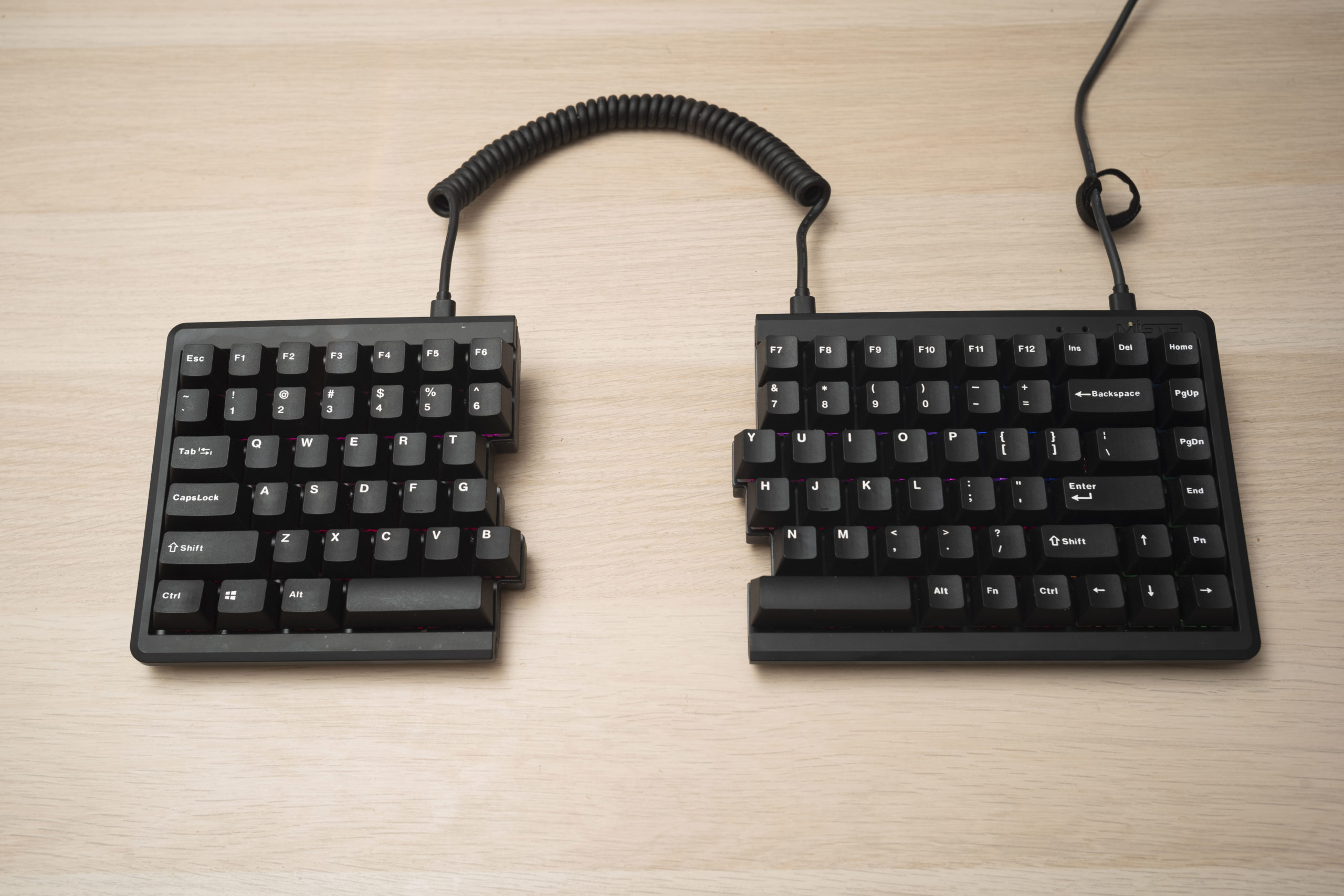 左右に分割できるキーボード Mistel BAROCCO MD770 RGB 静音赤軸