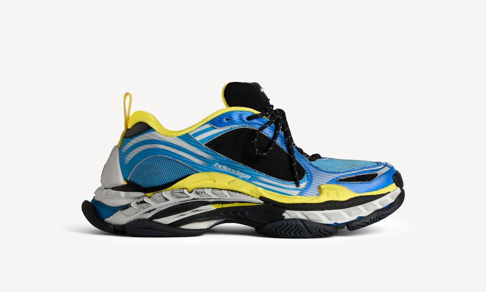 バレンシアガのスニーカー「トリプル S.2」異なる靴底を組み合わせた