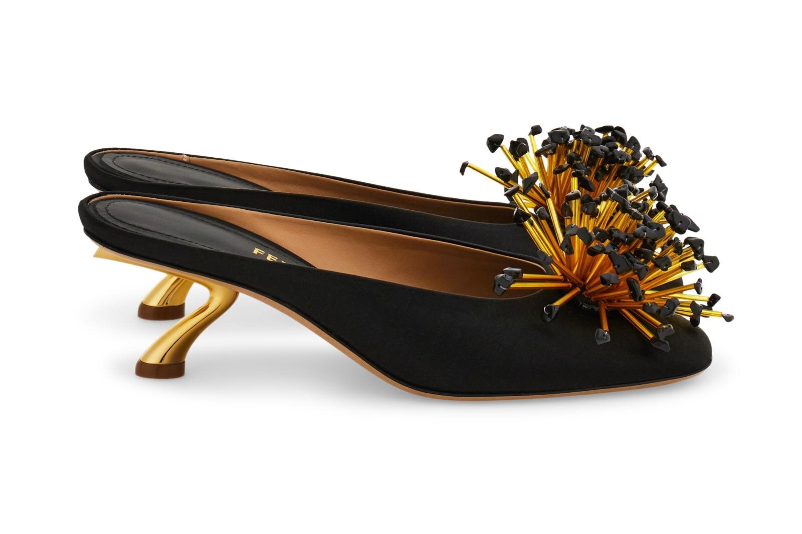 フェラガモ”彫刻”のような斜めヒールのミュール、ガラスビジューを飾っ