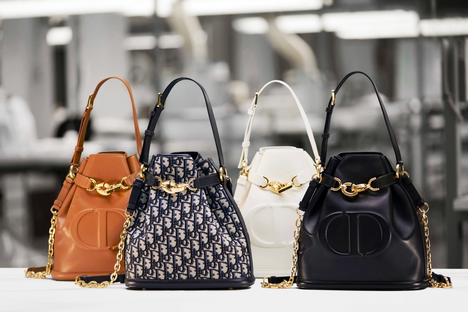 ディオール新作バケットバッグ「セ ディオール」“CD ロック”の留め具