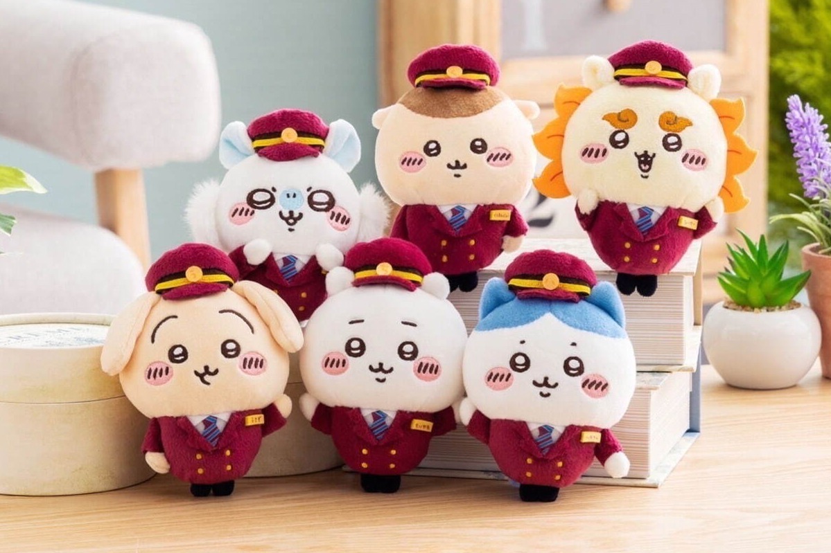ちいかわ×阪急電車」マルーンカラーの制服を着たハチワレ＆うさぎの