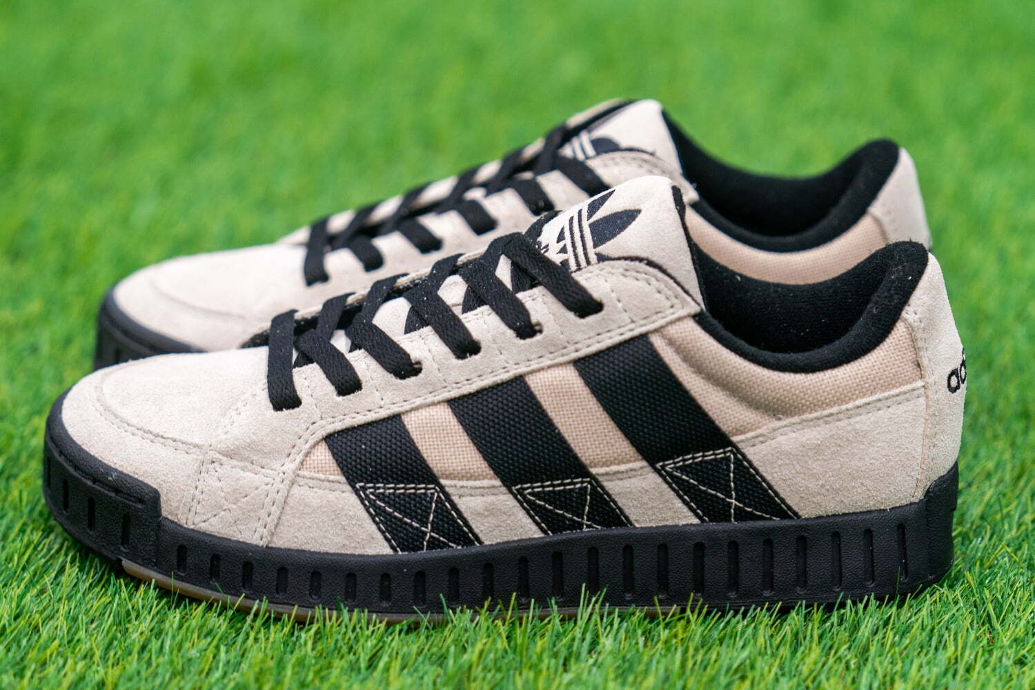 アディダス オリジナルス90年代の名作スニーカー「ロースーツ」が復刻