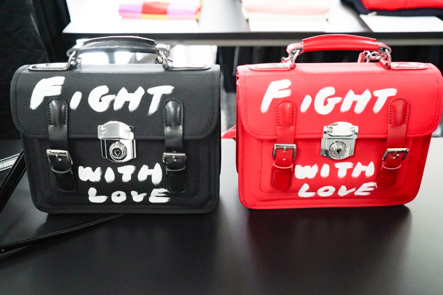 コム デ ギャルソン・ガール25年春夏、“手書き風ペイント”配した