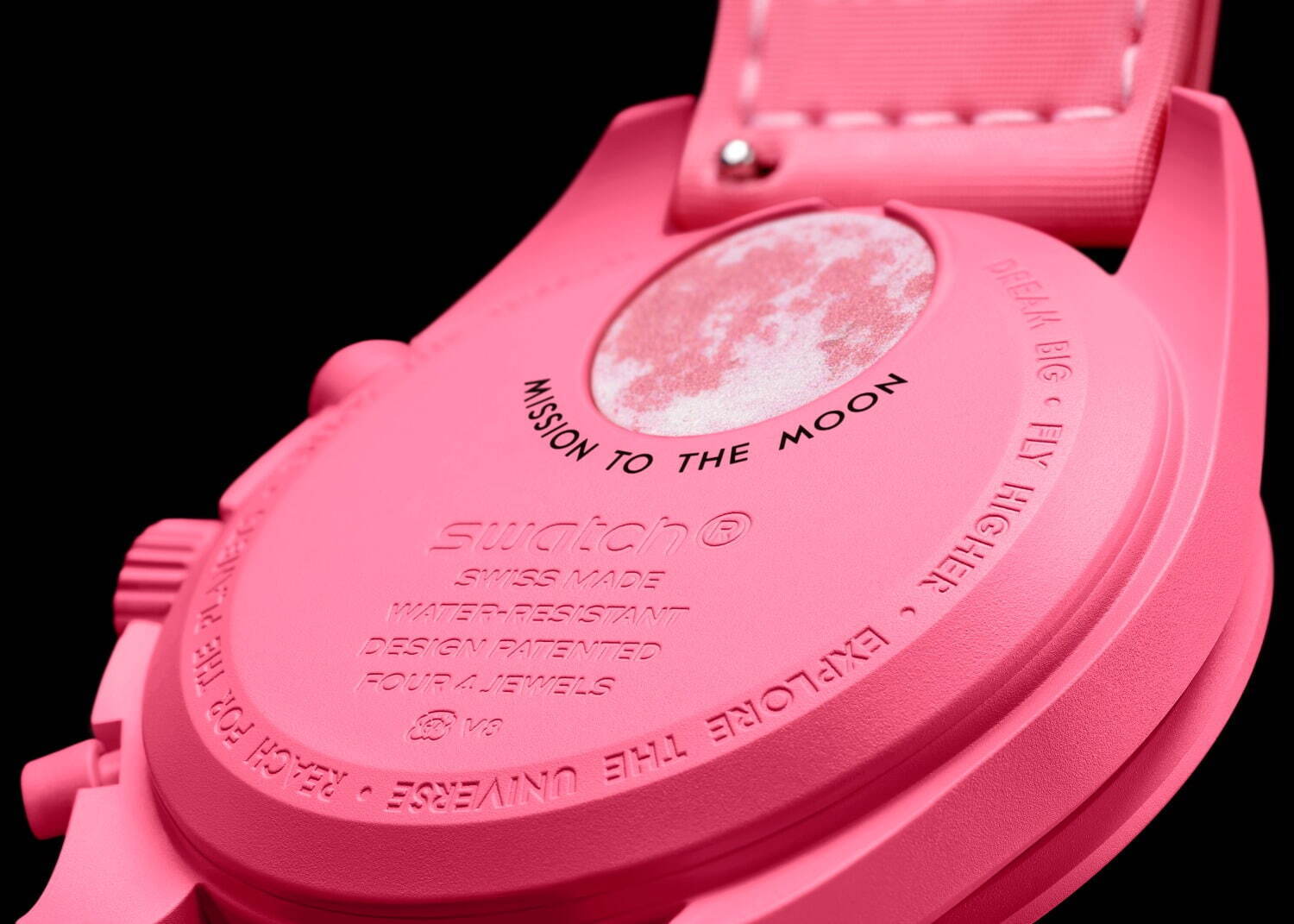 オメガ×スウォッチの腕時計「ムーンスウォッチ」ピンクの月が現れる
