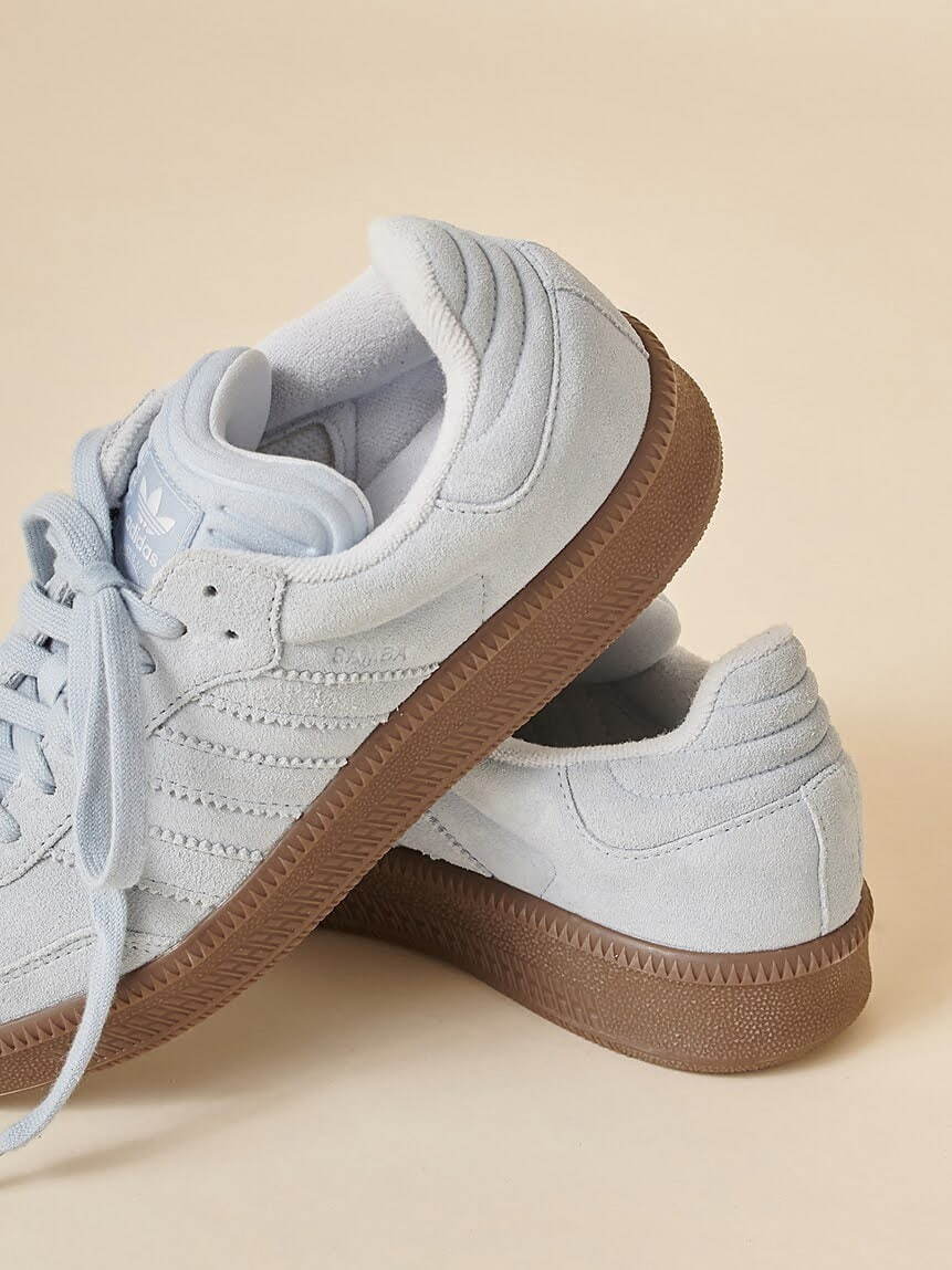 アディダス オリジナルス「サンバ」厚底スニーカー、パステルブルー
