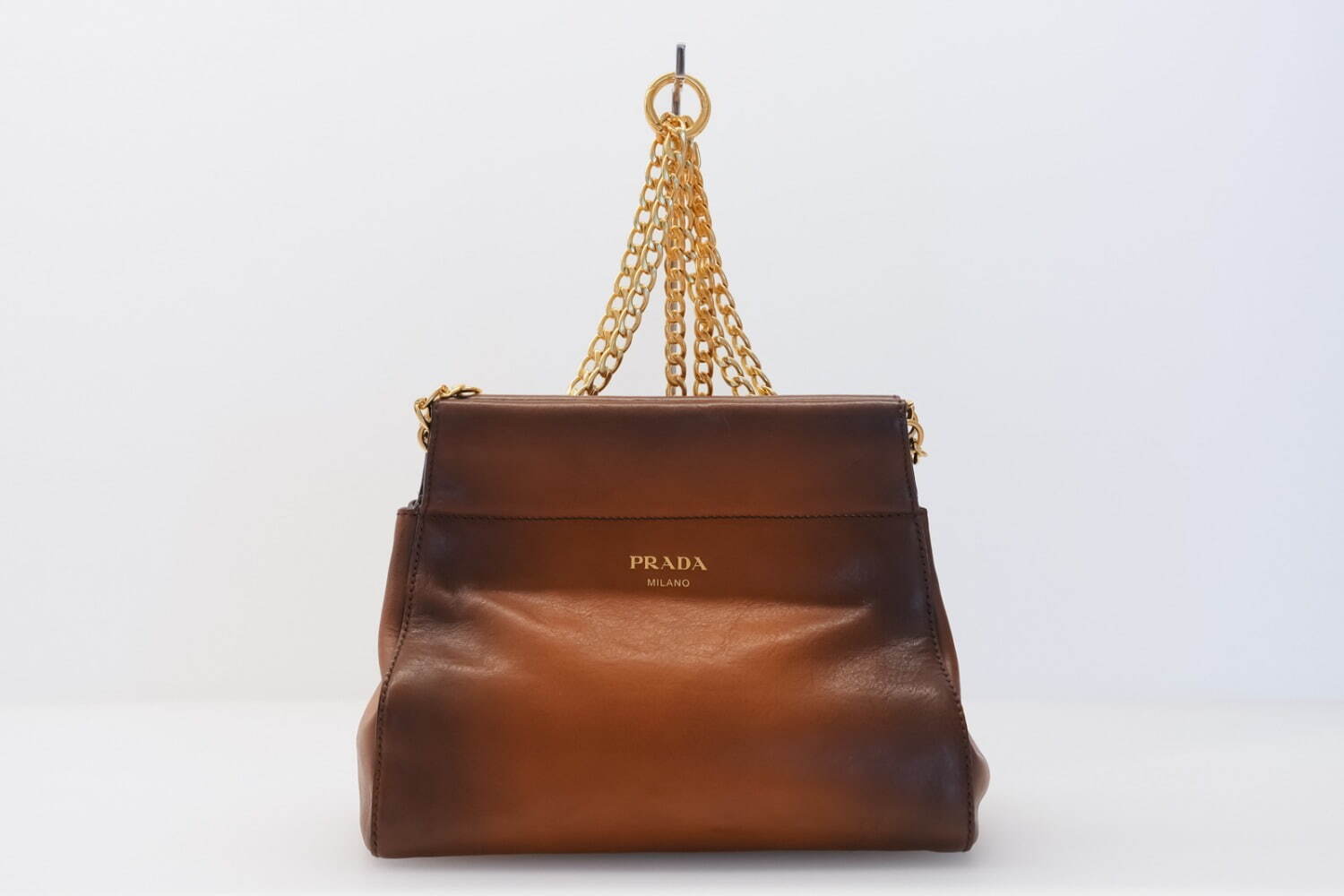 プラダのウィメンズバッグ、“ボール付きチェーン華やぐ”ナイロンバッグ