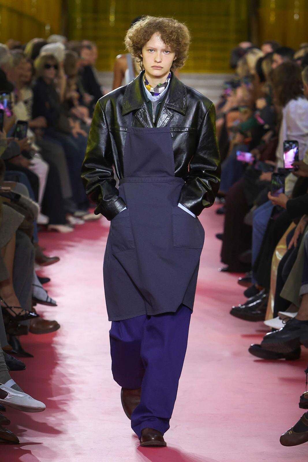 ミュウミュウ 2026年春夏コレクション - エプロンが映し出す働く女性像