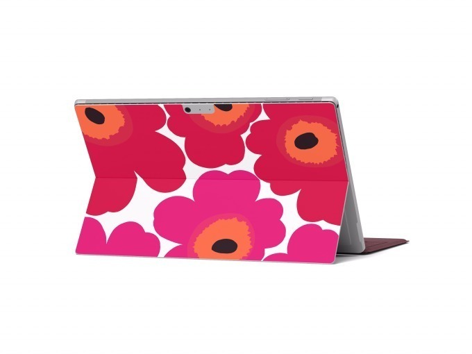 マリメッコ×マイクロソフト サーフェスのデバイスケース、菜園柄タイプ
