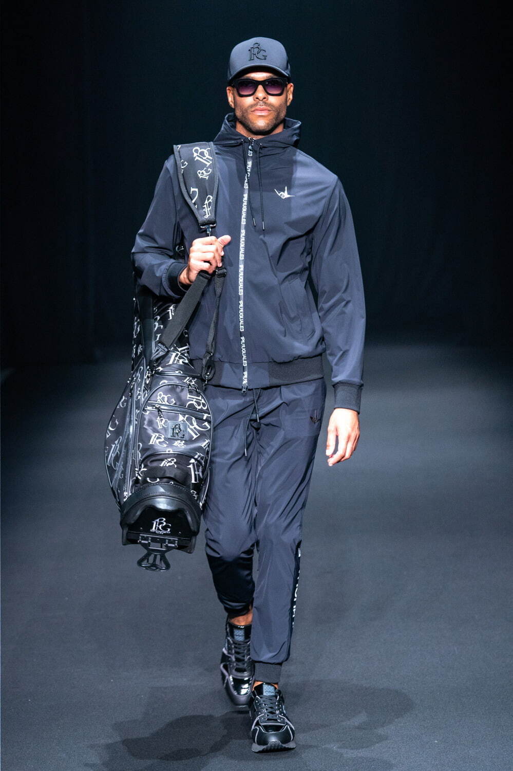 ウノ ピゥ ウノ ウグァーレ トレ ゴルフ 2024年春夏コレクション、機能