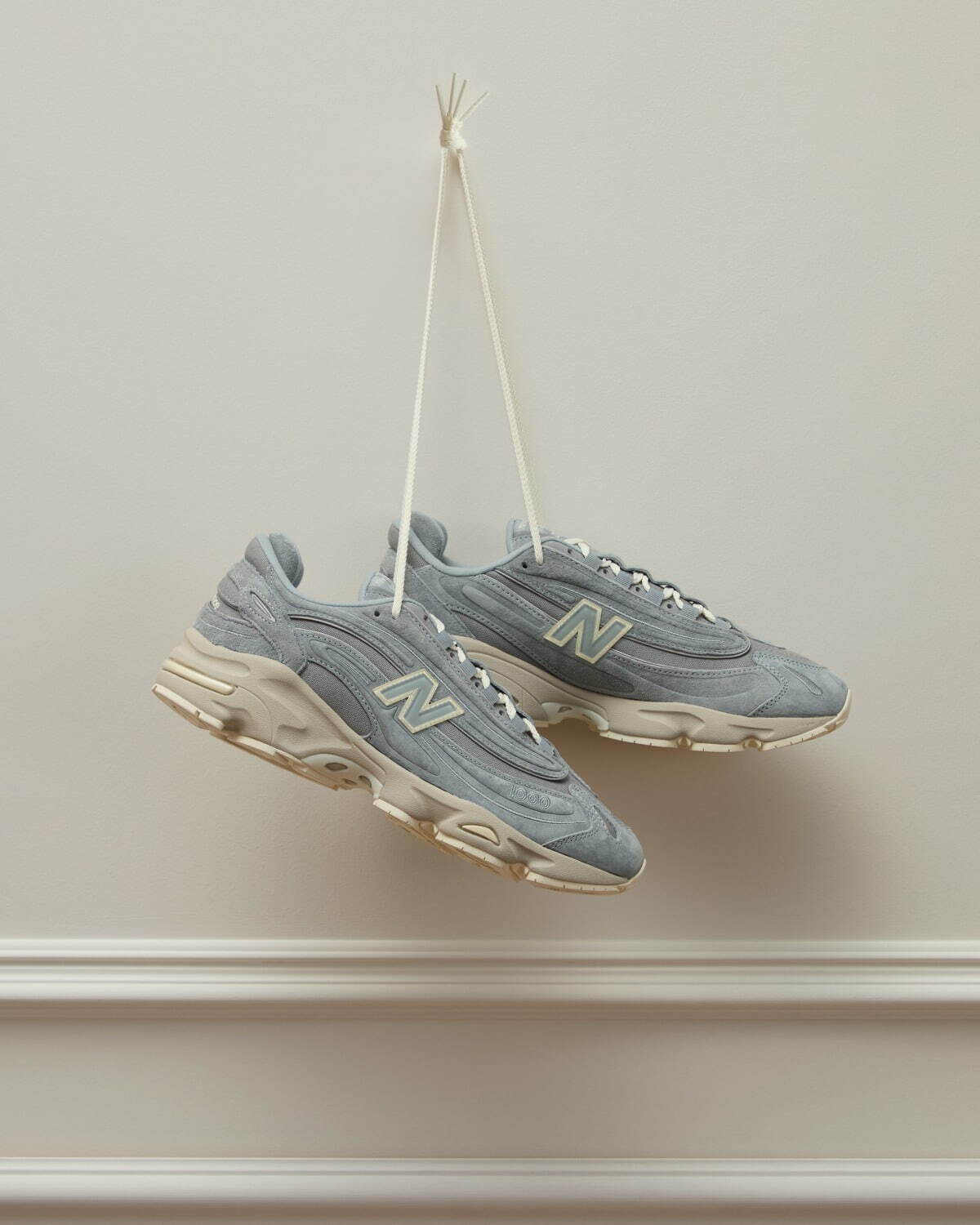 Kith×ニューバランスのスニーカー「990V4」「M1000」ブラウンやグレー