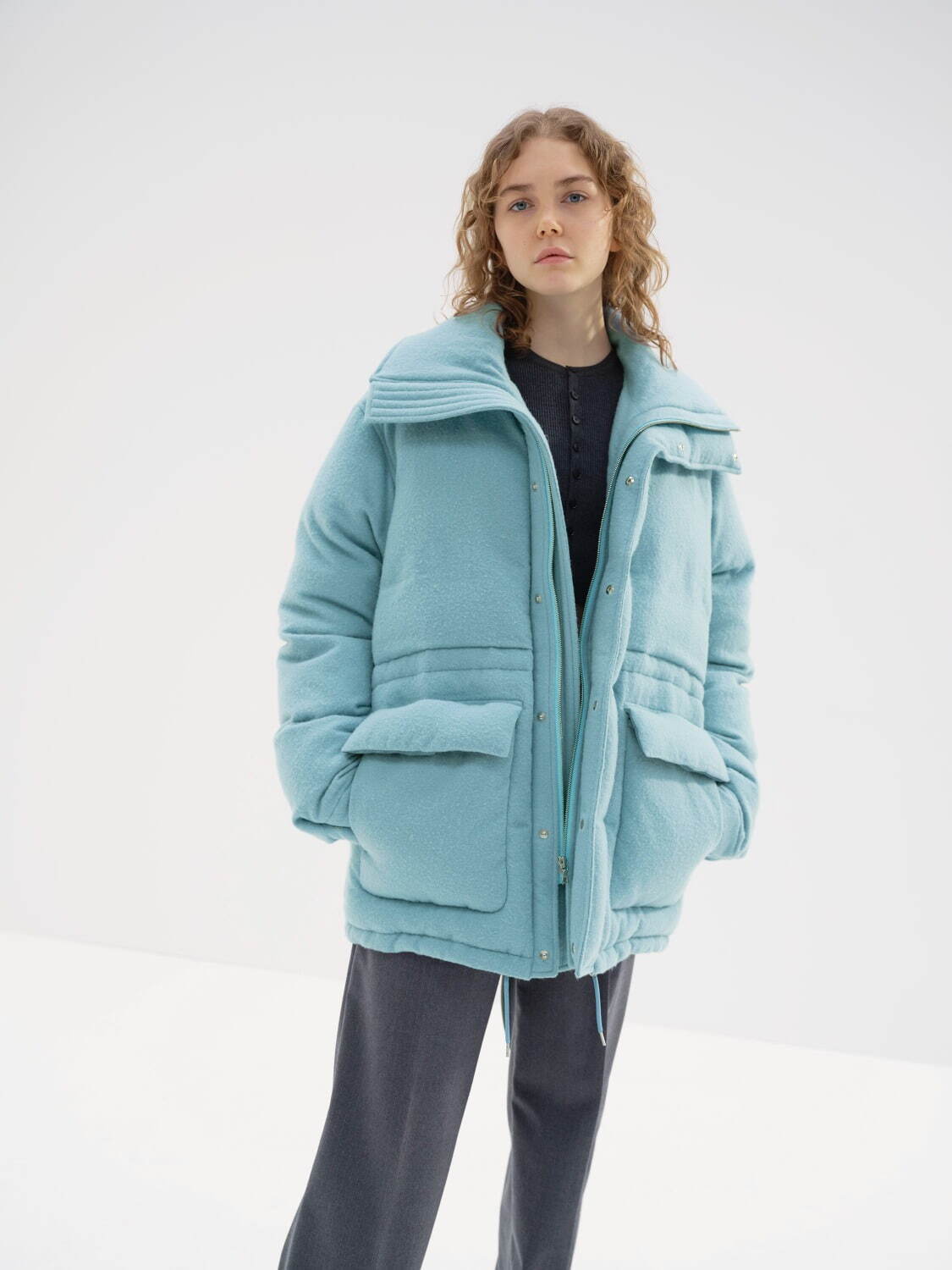 オーラリーの24年秋冬ウィメンズアウター、クラシックなツイードコート