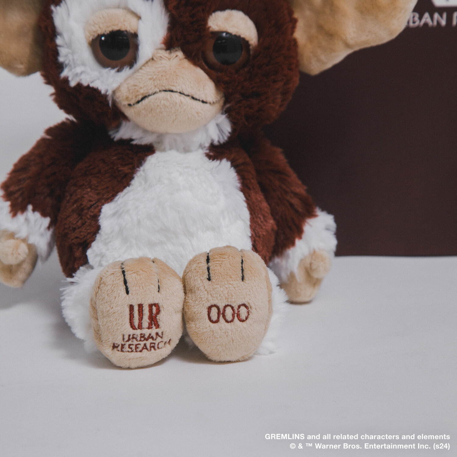 ニキ×映画『グレムリン』“ふわもこ×茶白”ギズモのぬいぐるみ、アーバン