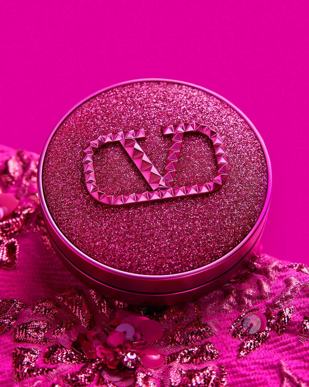 ヴァレンティノ ビューティの人気クッションファンデ、“鮮やかピンク