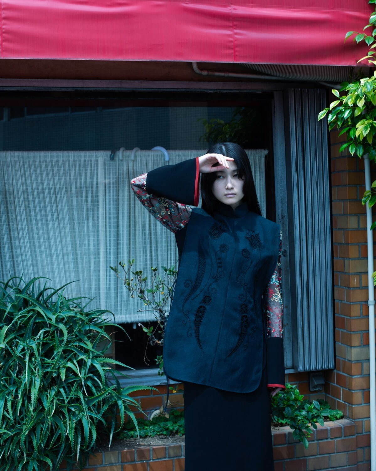 マメ クロゴウチの24年秋冬、“刺繍レース”華やぐドレス＆コード刺繍の