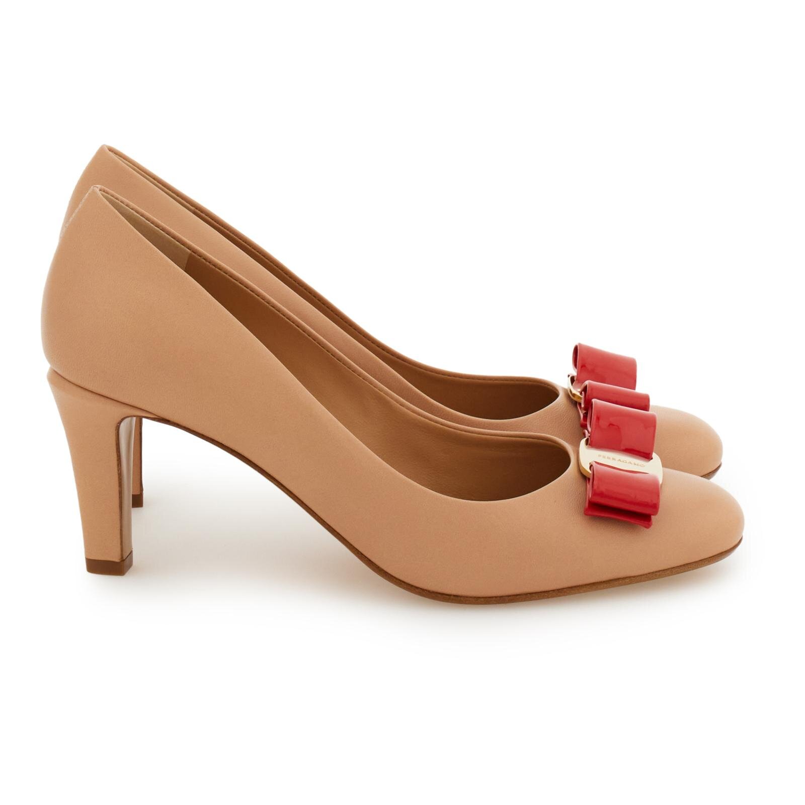 フェラガモのリボンパンプス「ヴァラ」がスリムに進化、真っ赤なメリー